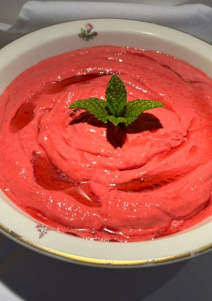 Una foto de Helado de frambuesas, yogur y sirope de arce