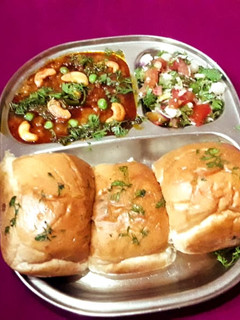 બટર પાઉં-ભાજી(Butter PavBhaji Recipe in gujarati) રેસીપી મુખ્ય ફોટો