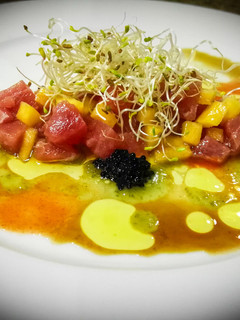 Una foto de Tartar de atún con melocotón y huevas de lumpo