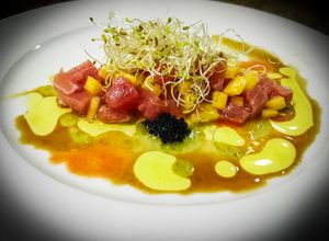 Una foto de Tartar de atún con melocotón y huevas de lumpo