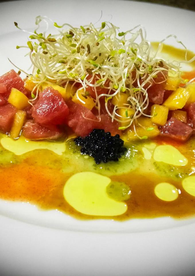 Una foto de Tartar de atún con melocotón y huevas de lumpo