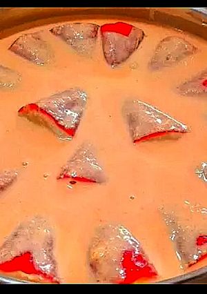 Una foto de Pimientos del piquillo rellenos de rosada y marisco