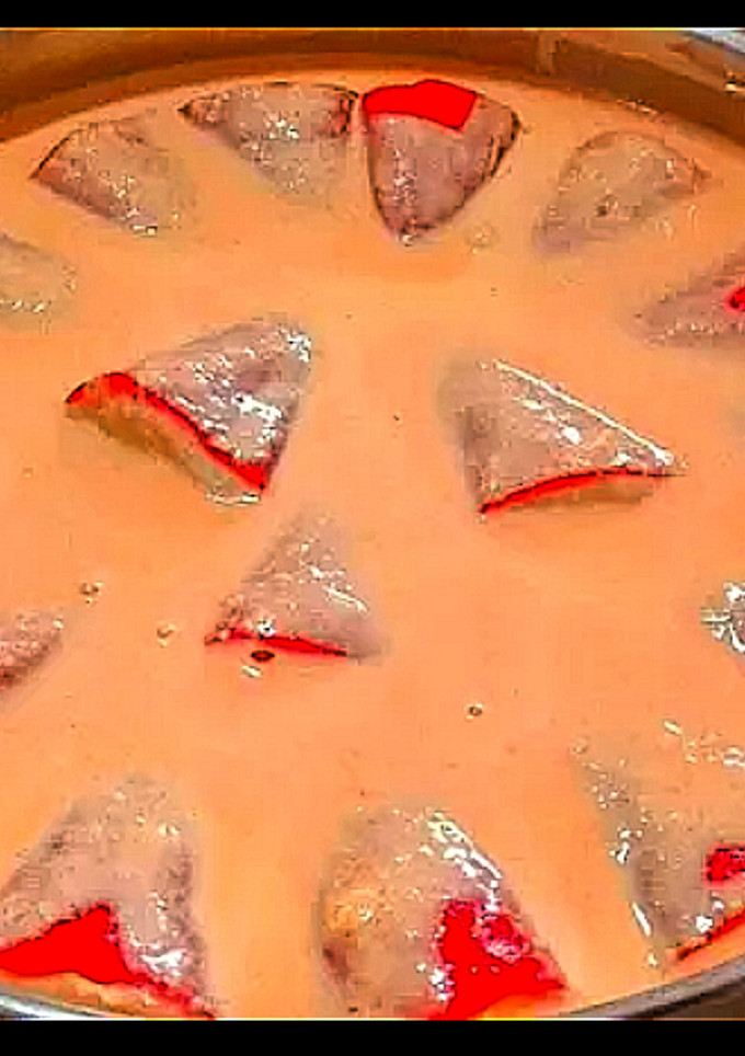 Una foto de Pimientos del piquillo rellenos de rosada y marisco