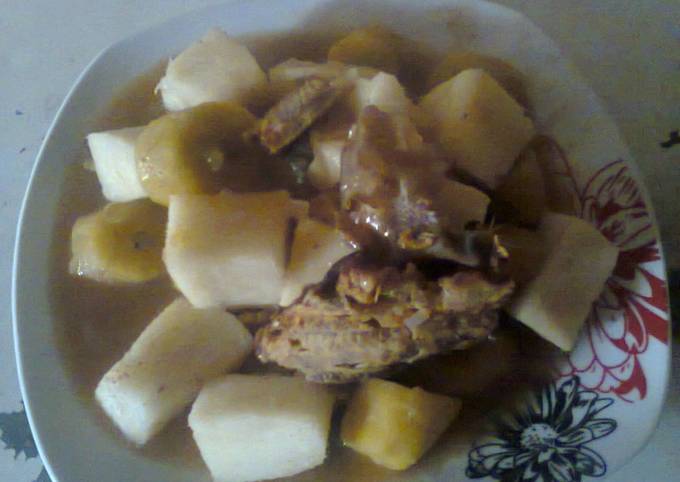 Dryfish pepper soup with yam and plantain
