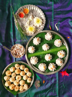 उकडीचे मोदक (ukdiche modak recipe in marathi) रेसिपी चे मुख्य फोटो