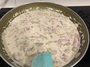 Una foto de salsa carbonara con nata y champiñones