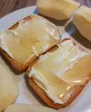 Τυρί κρέμα με μέλι σε φρυγανιά