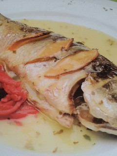 Una foto de Dorada en salsa de limón con pimientos del piquillo