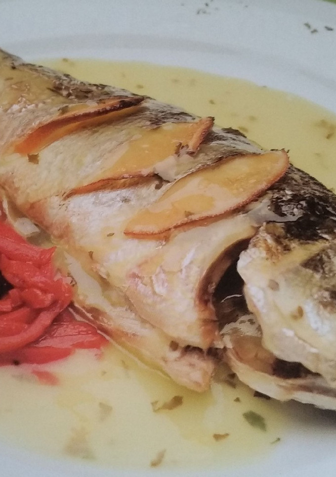 Una foto de Dorada en salsa de limón con pimientos del piquillo