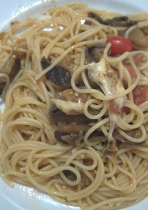 Una foto de Pasta con berenjena y mozzarella