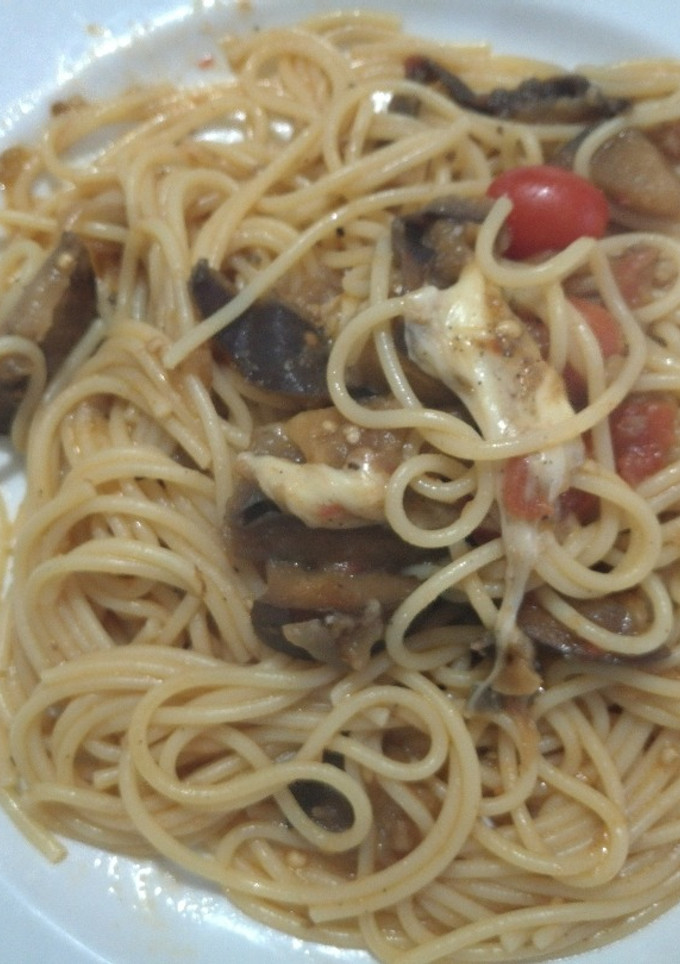 Una foto de Pasta con berenjena y mozzarella