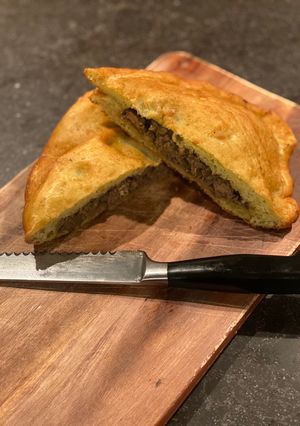 Csirkemájjal töltött, pestos lángos recept fotója