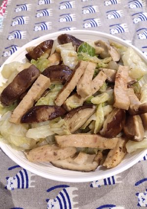 A picture of Sauteed Cabbage with Vietnamese Sausage.