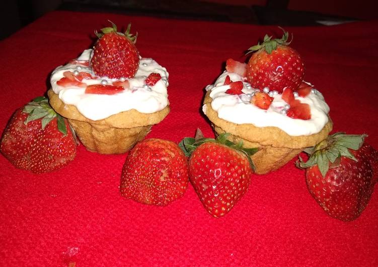 Strawberry fruit cream in biscuit tart