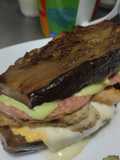"Sándwich" de berenjena🍆, morradela, salchicha y queso🧀🥩🍗