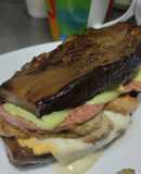 "Sándwich" de berenjena🍆, morradela, salchicha y queso🧀🥩🍗