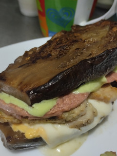 Una foto de "Sándwich" de berenjena🍆, morradela, salchicha y queso🧀🥩🍗