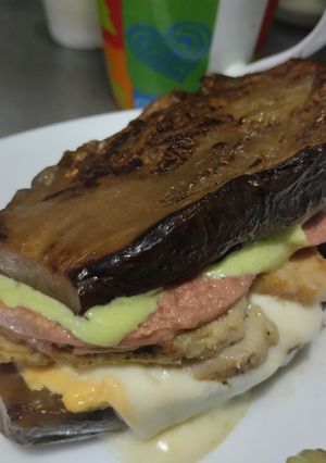 Una foto de "Sándwich" de berenjena🍆, morradela, salchicha y queso🧀🥩🍗