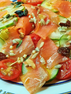 Una foto de Ensalada de verduras con salmón