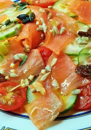 Una foto de Ensalada de verduras con salmón