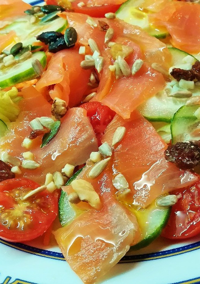 Una foto de Ensalada de verduras con salmón