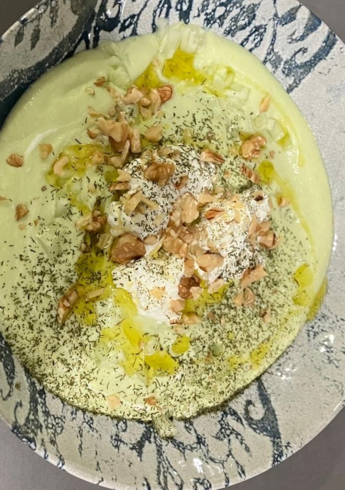 Una foto de Sopa tarator aguacate / sopa aguacate