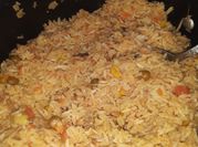 Una foto de arroz con pollo y jardinera