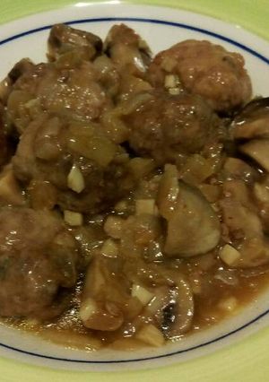 Una foto de Albóndigas con champiñones