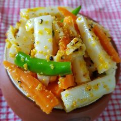 A picture of Radish-carrot pickle.