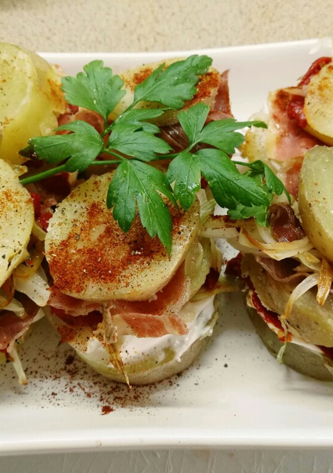 Una foto de Milhojas de patata y jamón