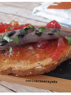 Una foto de Tosta de sardinas ahumadas con mermelada de tomate casera