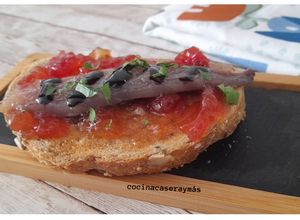 Foto principal de Tosta de sardinas ahumadas con mermelada de tomate casera