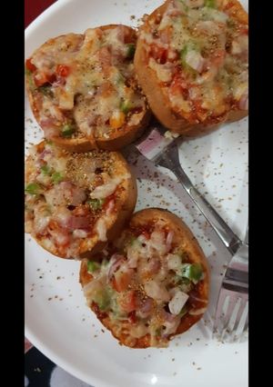 A picture of Cheese garlic bread.