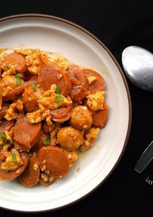 Foto resep Bbq sausages with scrambled egg