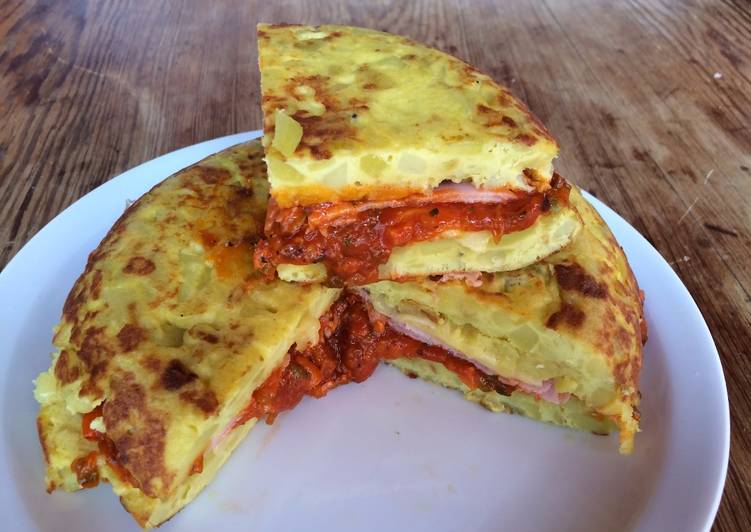 Tortilla de patatas con jamón york y queso y salsa de tomate Receta de KODORO RECETAS Cookpad