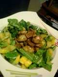 Ensalada de aguacate rúcula piña y champiñones salteados
