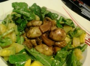 Una foto de Ensalada de aguacate rúcula piña y champiñones salteados