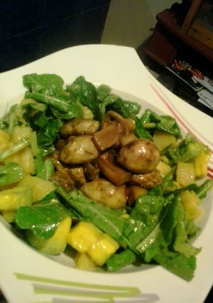 Una foto de Ensalada de aguacate rúcula piña y champiñones salteados