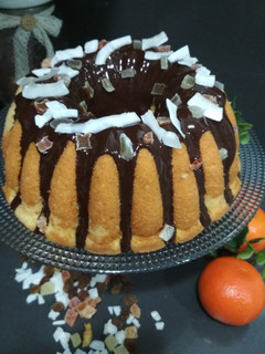 Una foto de Bundt Cake esponjoso de naranja y chocolate