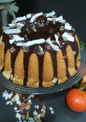 Foto principal de Bundt Cake esponjoso de naranja y chocolate