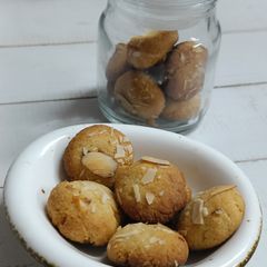 A picture of Almond cookies.