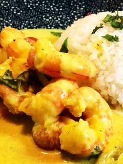 Una foto de Gambones Thai al curry con arroz