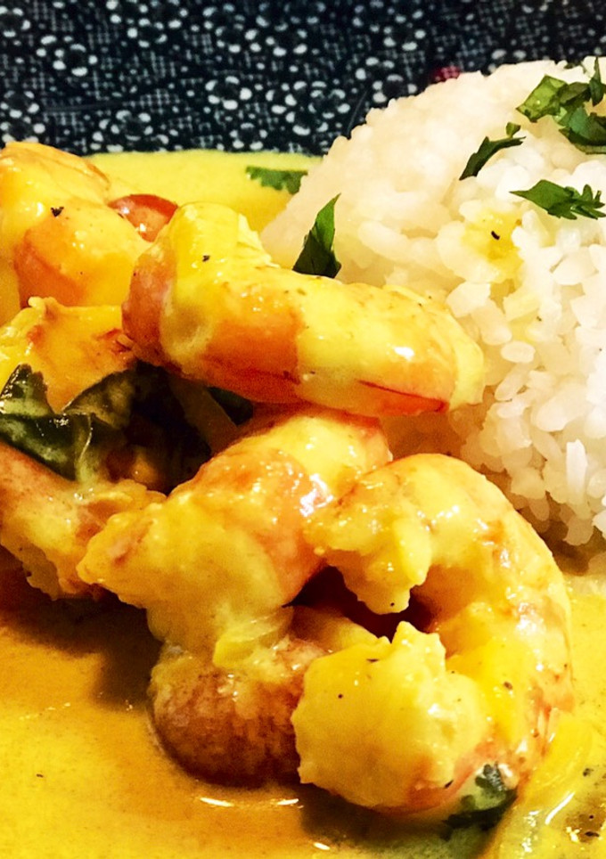 Una foto de Gambones Thai al curry con arroz