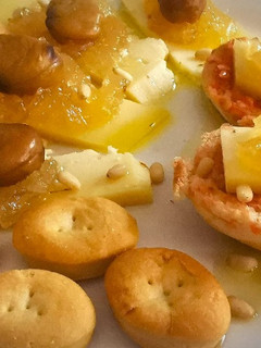 Una foto de Queso Torralba semicurado, con Cabello de Ángel con Castañas cocidas