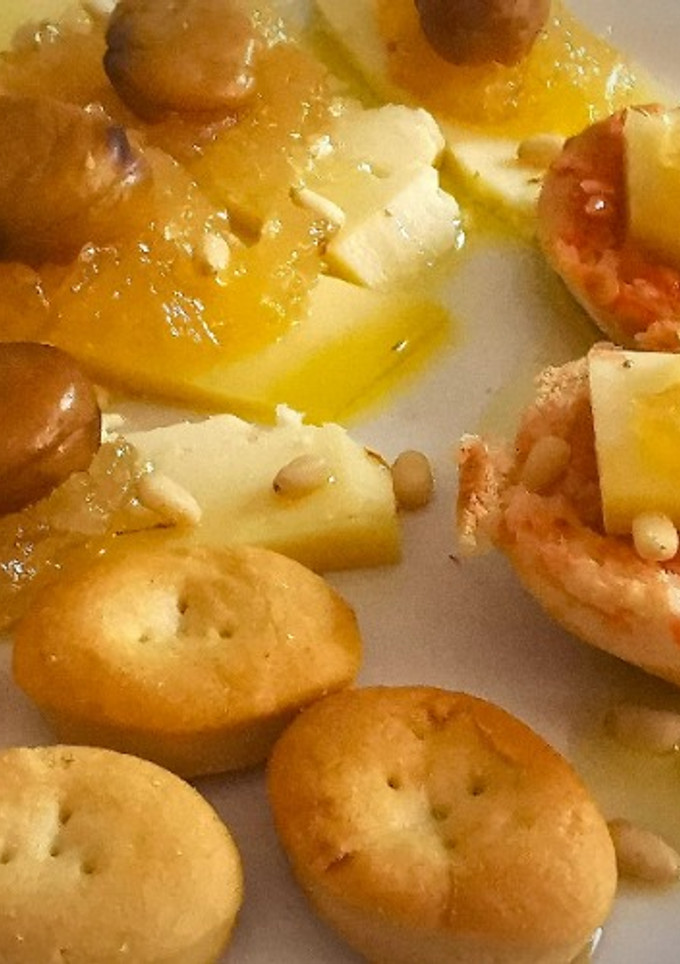 Una foto de Queso Torralba semicurado, con Cabello de Ángel con Castañas cocidas