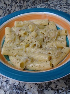 Una foto de Tortiglioni con cebolla y atún