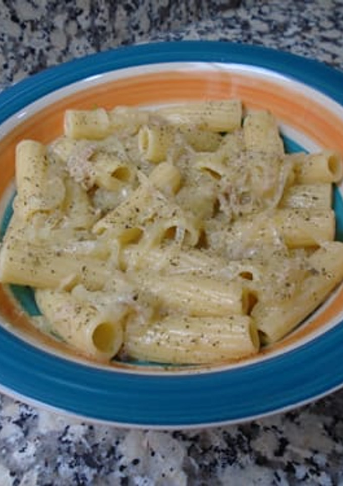 Una foto de Tortiglioni con cebolla y atún