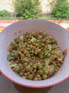 Una foto de Ensalada de lentejas y guacamole para bebés
