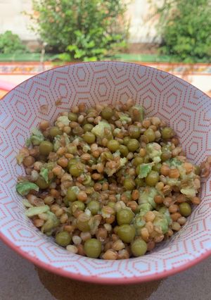 Una foto de Ensalada de lentejas y guacamole para bebés