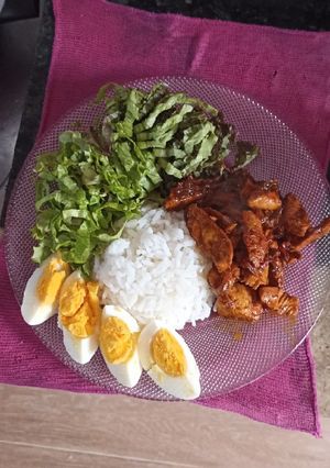 Una foto de Pollo bien acompañado